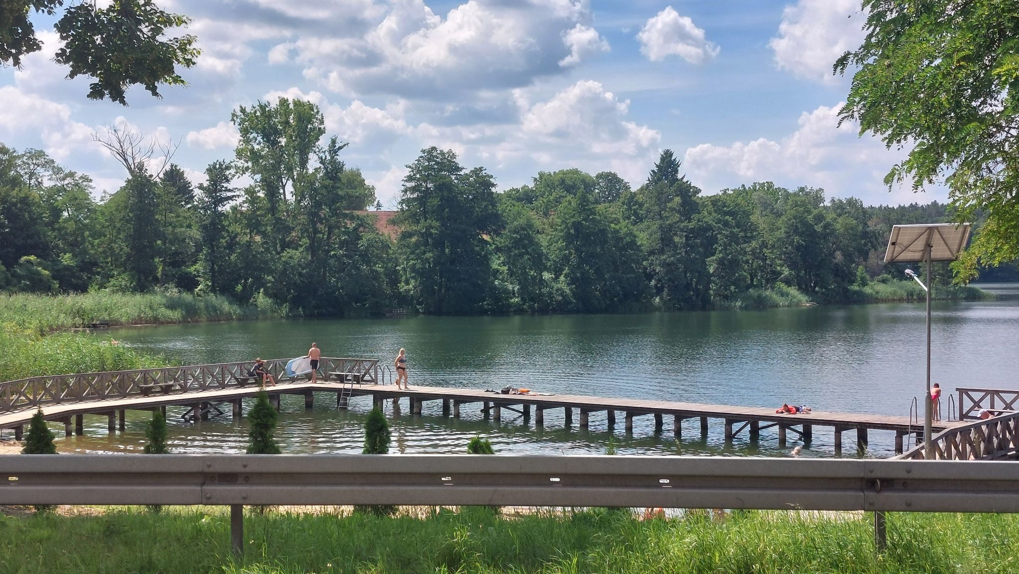 Plaża Bobowicko z widokiem na pałac - będący kiedyś najważniejszym miejscem synodów  Arian (Braci Polskich)