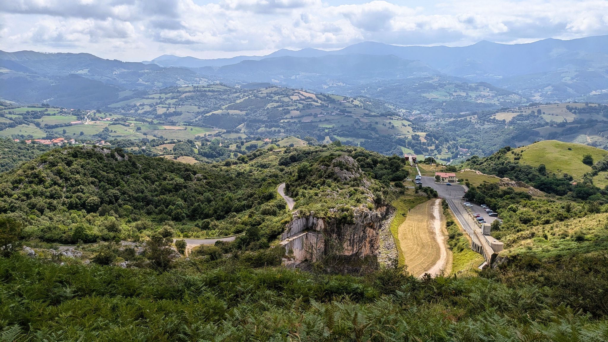 Aufstieg neben der Höhle, Blick nach Süden