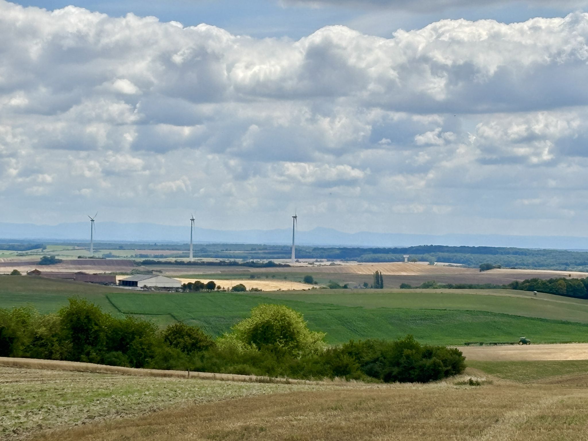 Vue sur le parc éolien " Hauteurs de l'Albe" et les Vosges juste derrière