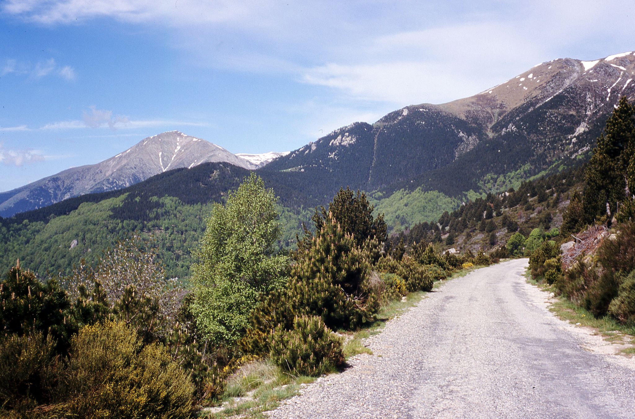 Asphalt-Ende, hinten der Pic de Costabonne (2464 m)