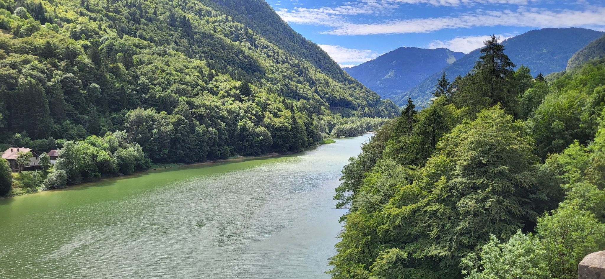 Lac du Jotty - aus dem Auto heraus ist er kaum zu sehen; aber vom Fahrrad hat man an einer kleinen Straßenbucht einen schönen Ausblick