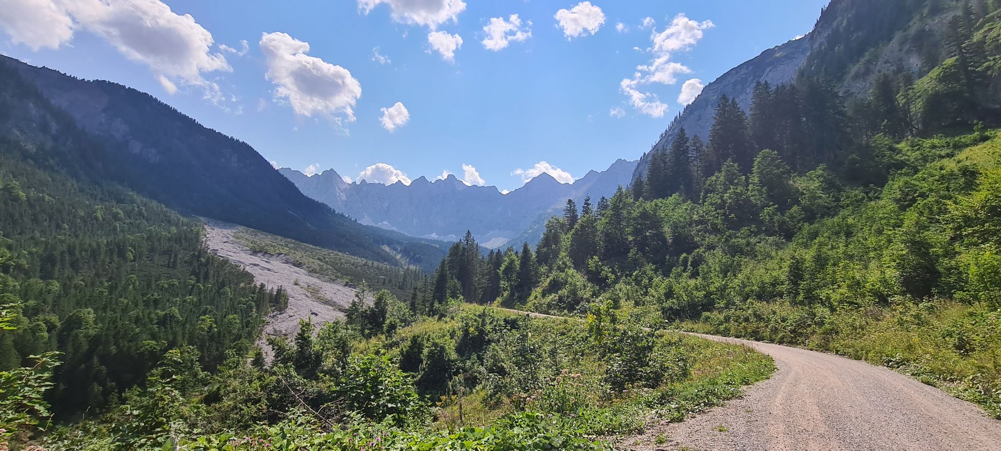 Nach der Schlucht geht es dann gemütlicher weiter. Immer überhalb des Johannesbaches.