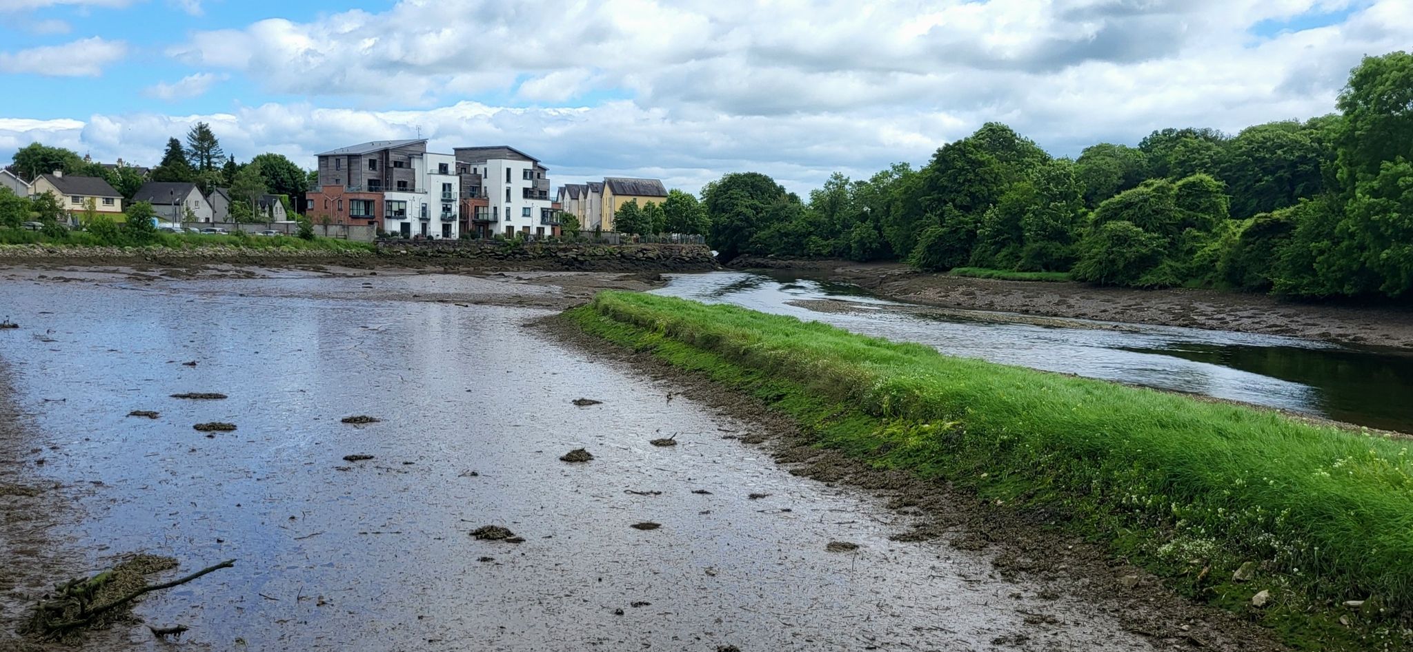 Wohnen am Fluss, hier bei totaler Ebbe