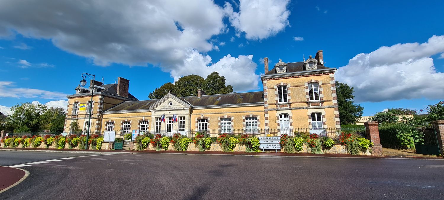 Rathaus von Cour-Maugis sur Huisne