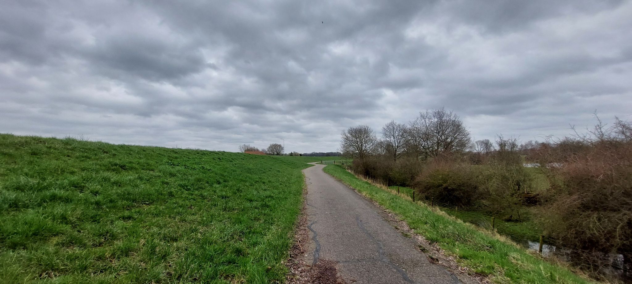 Mooi fietspad (vanwege de omgeving, niet de kwaliteit van het asfalt)