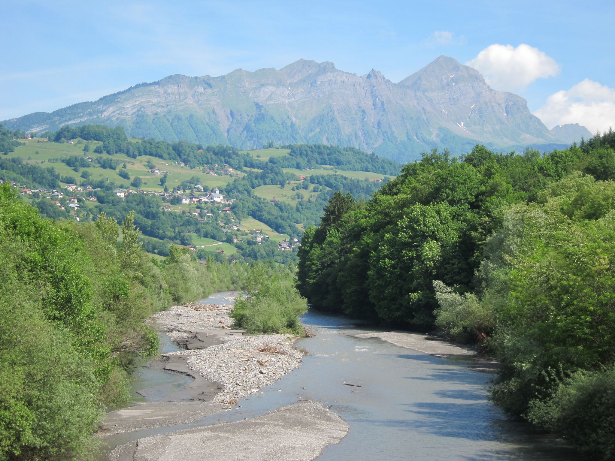 Blick zurück von der Arly-Brücke nach Norden (Mont Charvin‎, 2409 m)