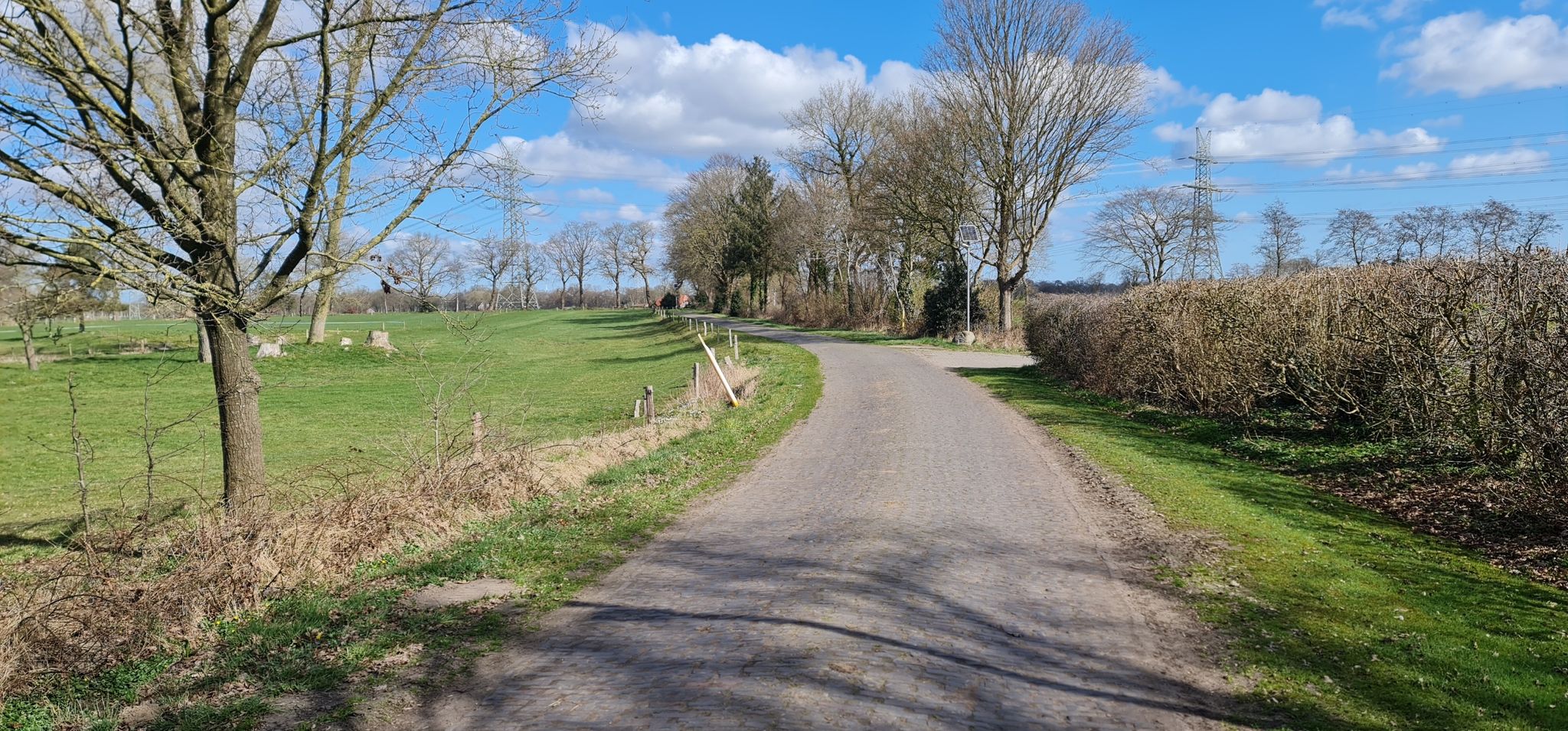 Wetter ist schön. Start auf einer alten Klinkerstrasse
