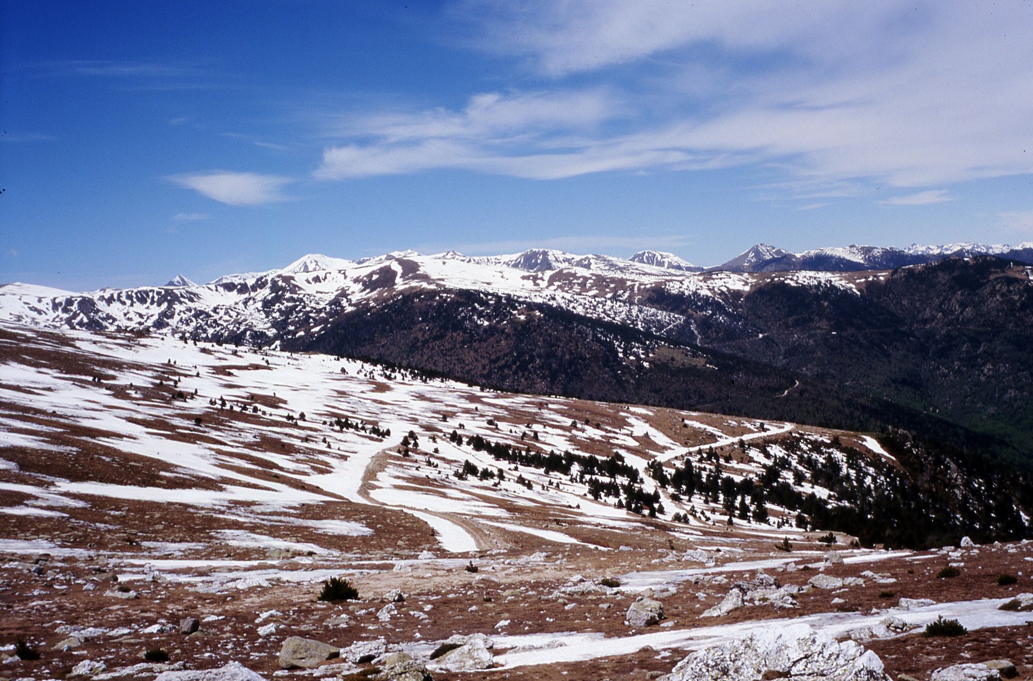 Blick auf den schneebedeckten Abfahrtsweg, links hinten der Bastiments (2881 m), bereits auf der Grenze zu Spanien