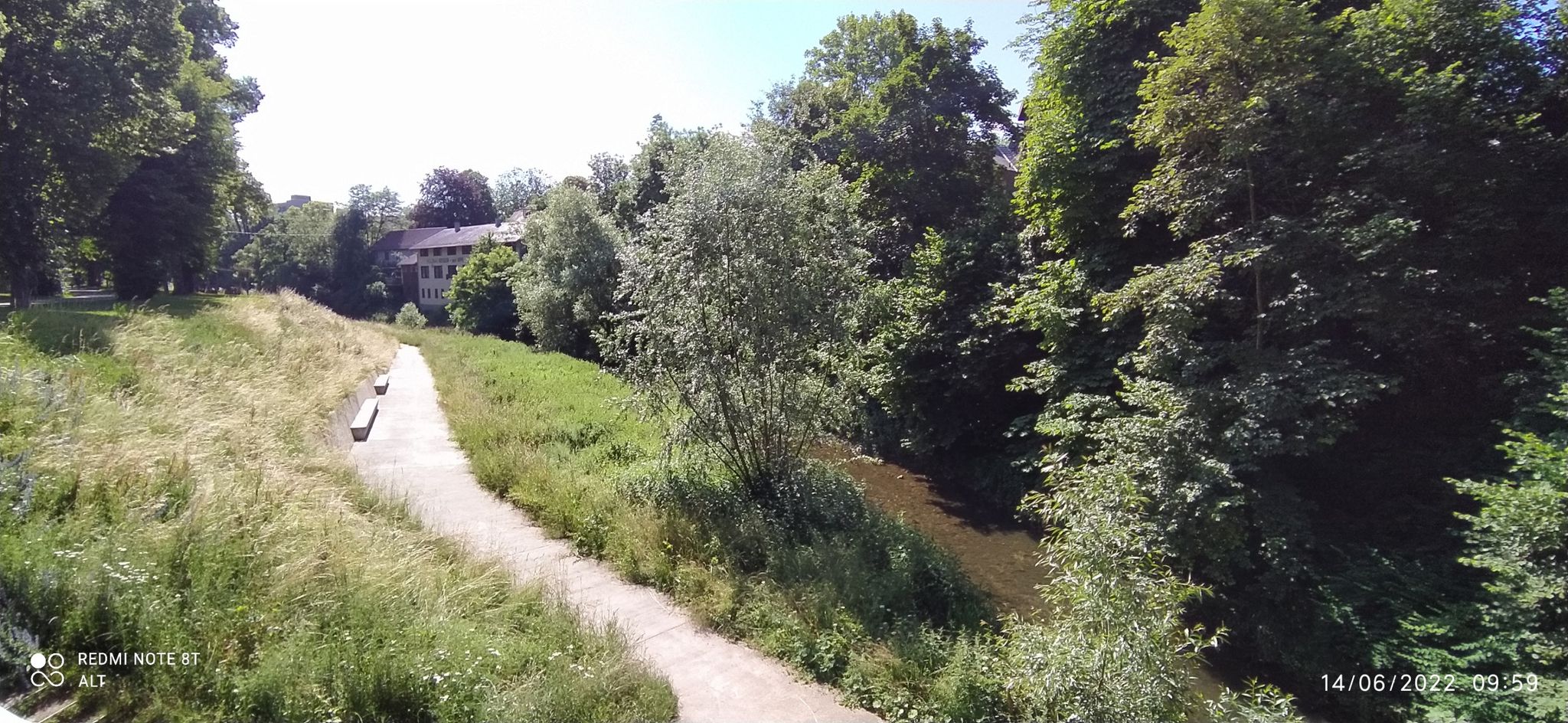 An der Brücke mit der Drachen-Skulptur