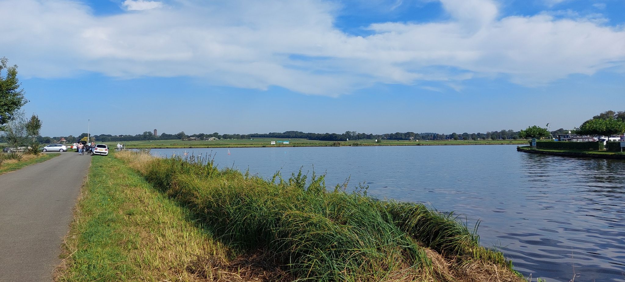 Groot water met af en toe een boot