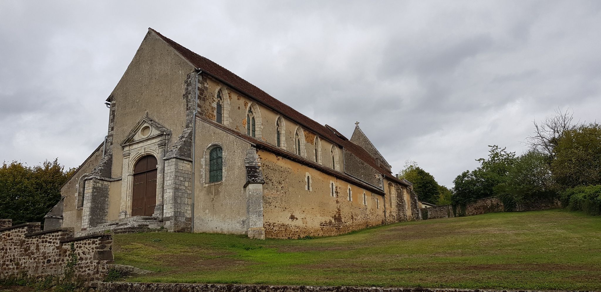 un clocher à Saint-Sauveur en Puisaye
