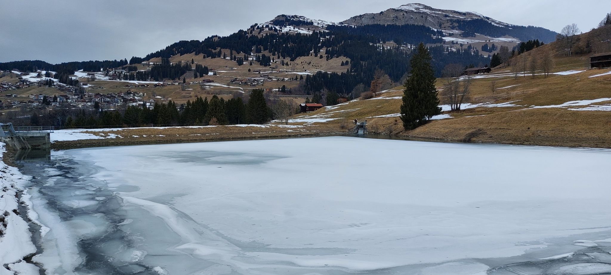 Plävigginersee mit Alpbüel (2022m) und Chrüez (2196m)