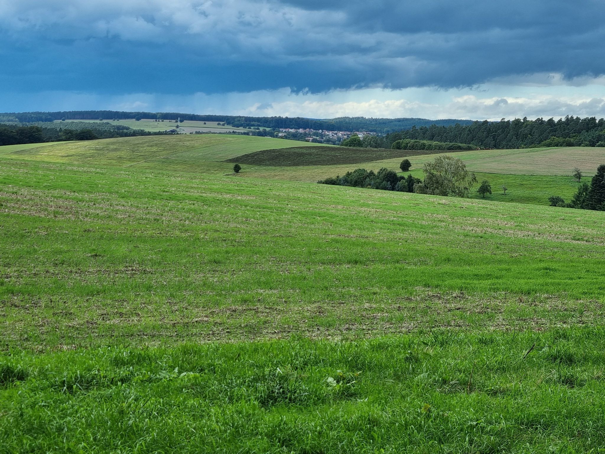 Im Hintergrund Trockenborn-Wolfersdorf
