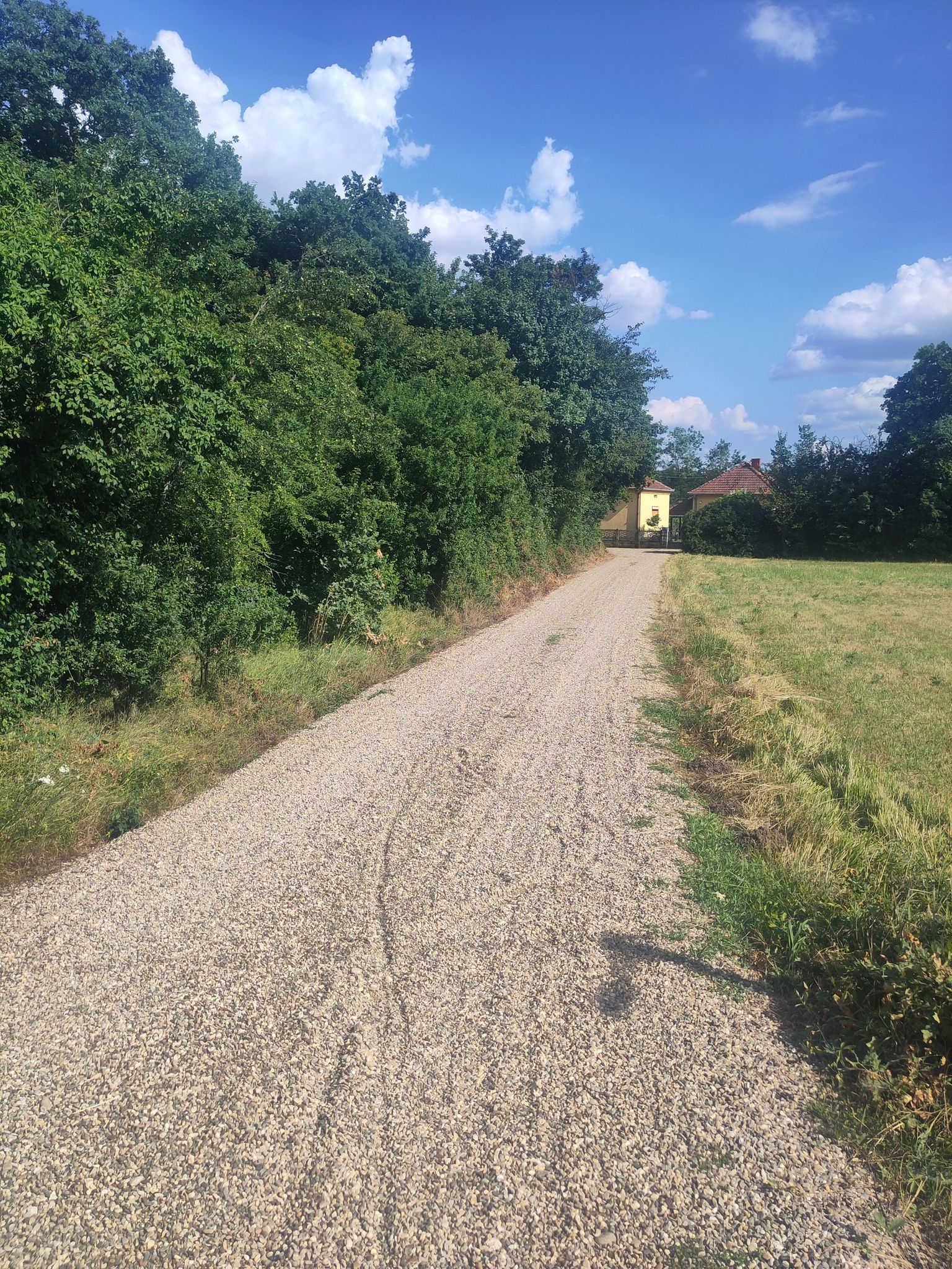 Route de graviers très difficile à pratiquer en vélo (du moins vélo de voyage chargé de sacoches)