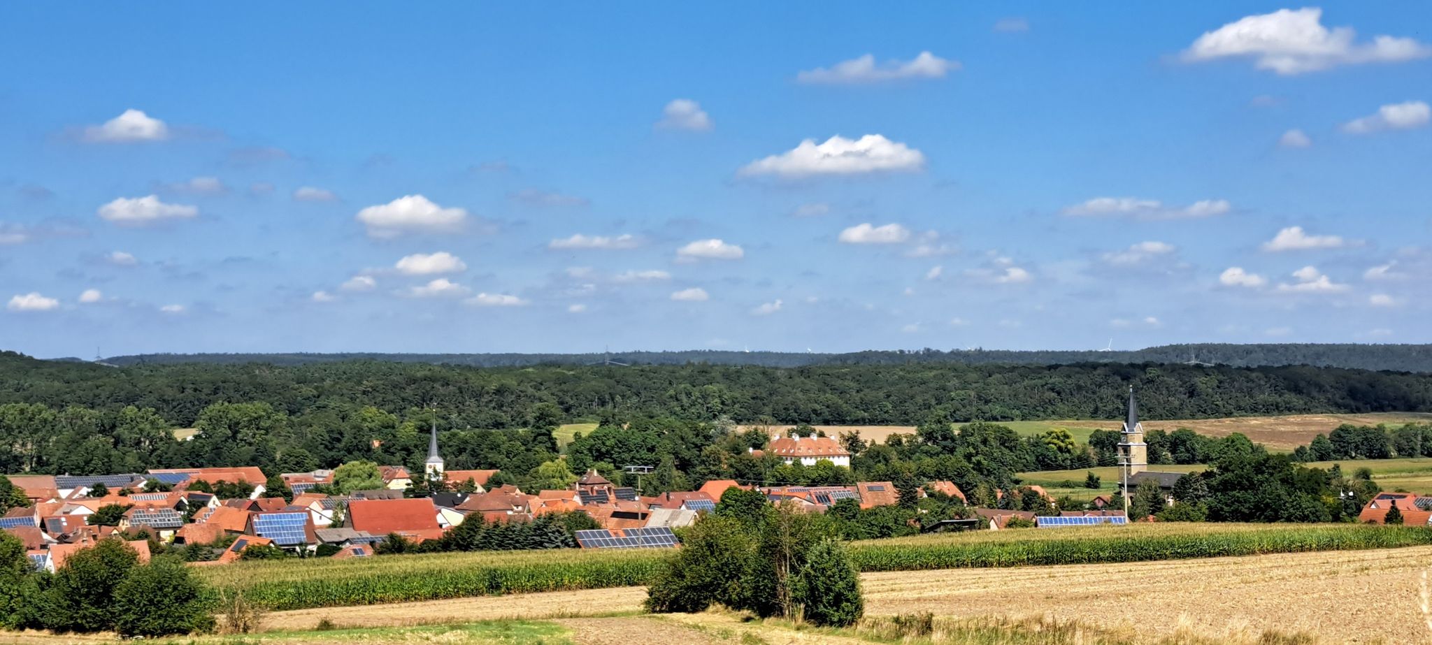 Ausblick auf Ullstadt mit Kirchen und Schloss ⛪️🏰