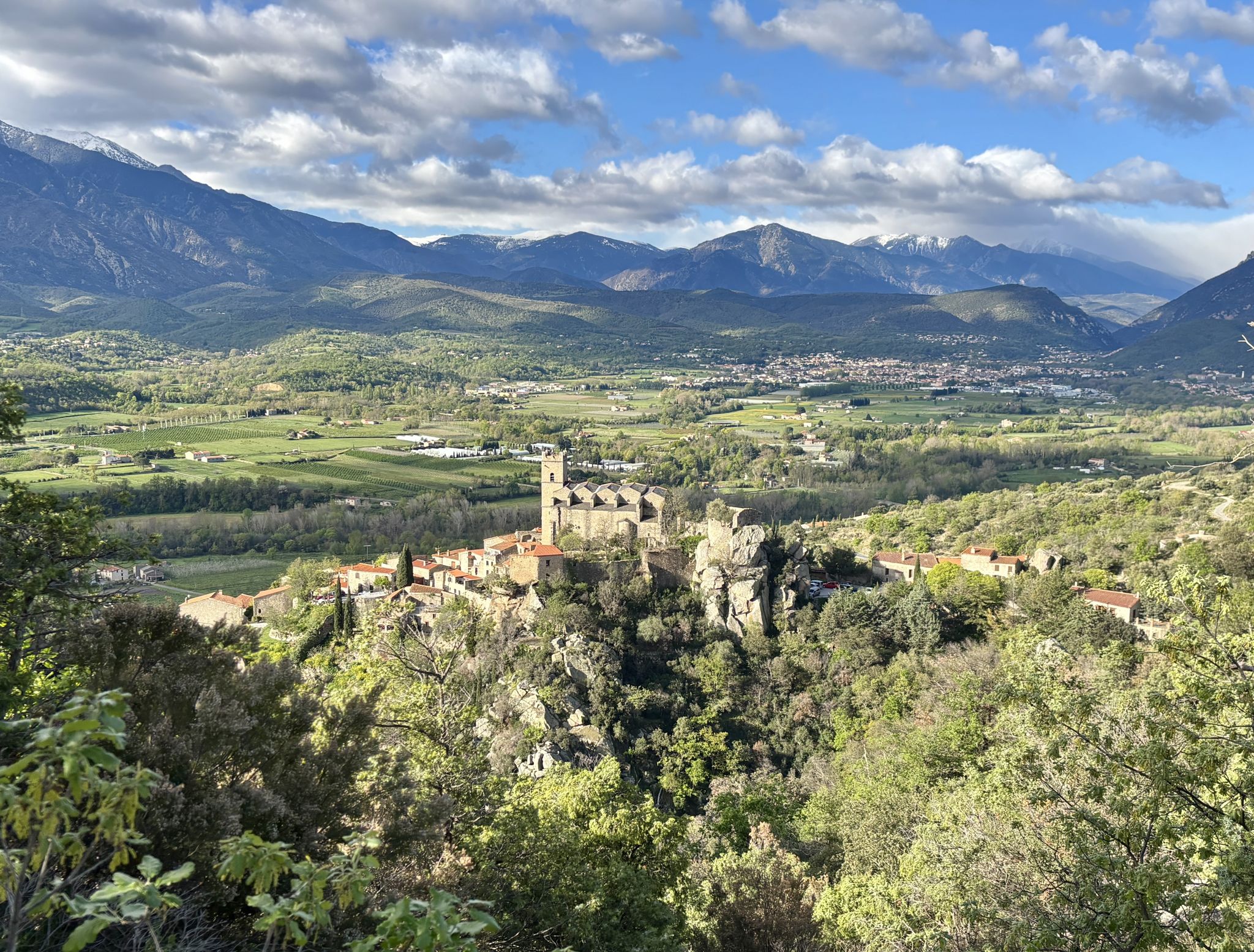 Belle vue sur le village Eus et l'église Saint-Vincent-d'En-Haut