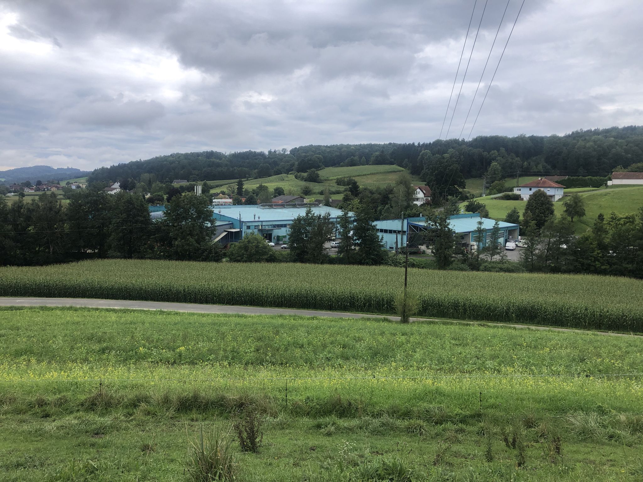 Blick auf die Lavabräu Brauerei und Volvano Schinkenmannufaktur