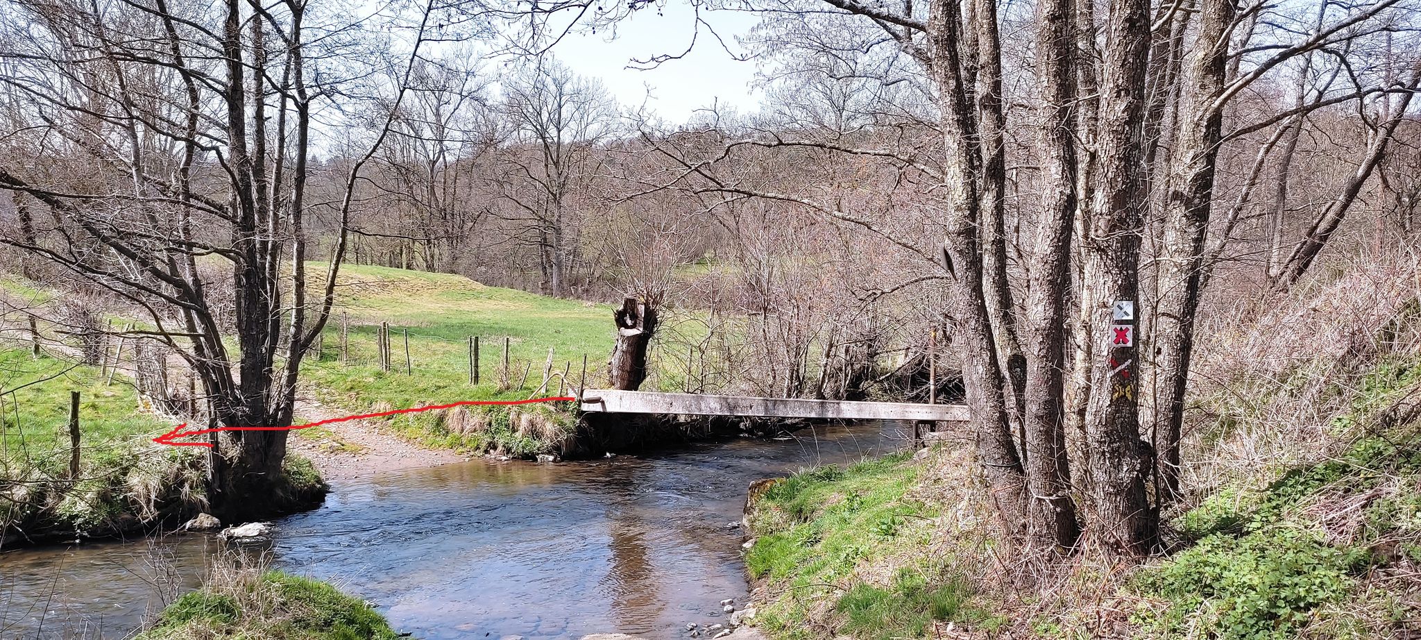 Il faut prendre tout de suite à gauche après ce mini pont, il y a un passage, où il faut décrocher la clôture, et surtout bien la remettre