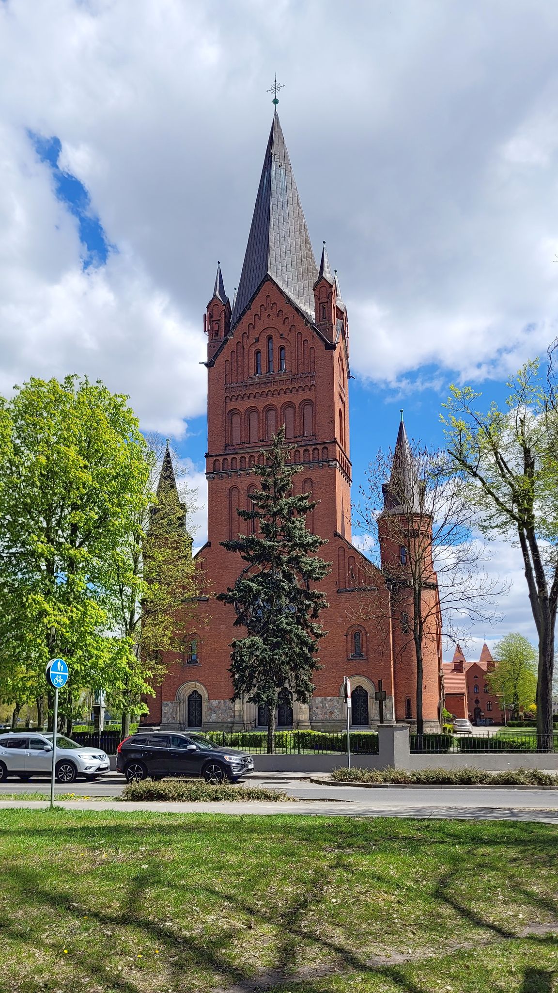 Jest też największym i najwyższym kościołem w stolicy Kujaw Zachodnich.