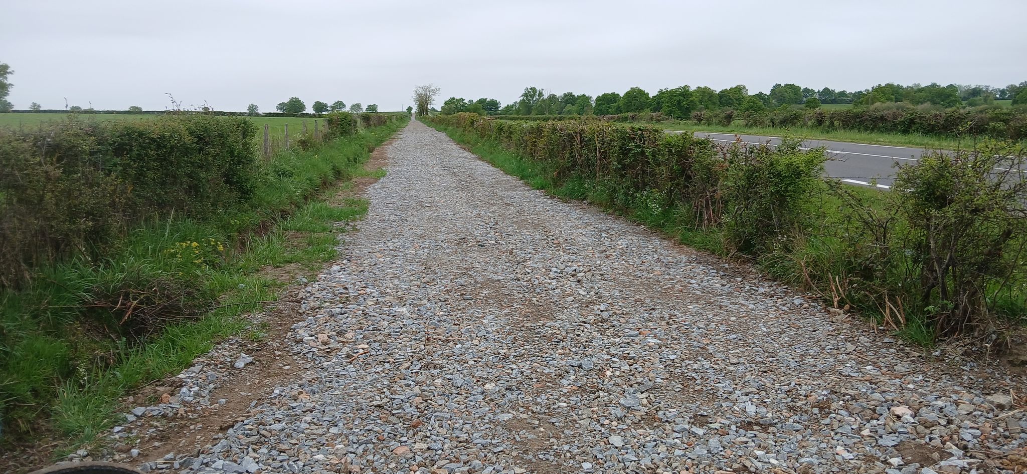On ne s'est pas aventuré, un tel empierrement c'est bon pour les tracteurs,  on a pris la route à coté plus roulante...