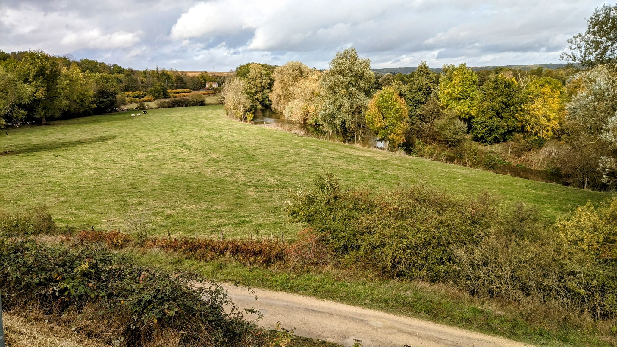 Ein kleiner Bach, der lange Canal Bourgogne liegt dahinter