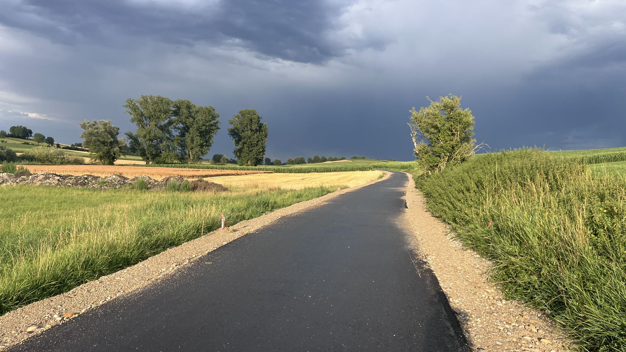 19.30 Uhr,  der neue Radweg von Kissing nach Hörmannsberg in gewittriger Stimmung