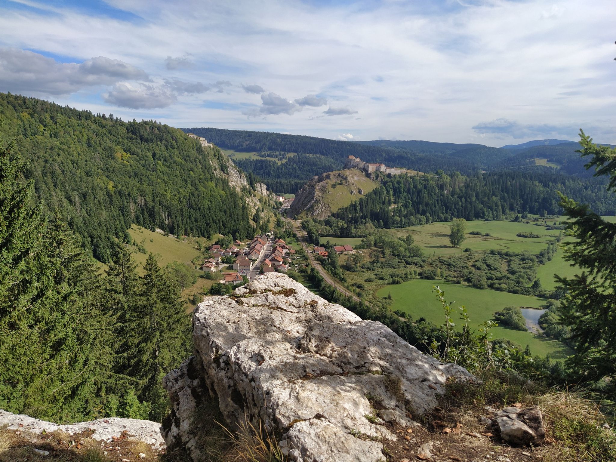 le château de joux depuis le fer à cheval