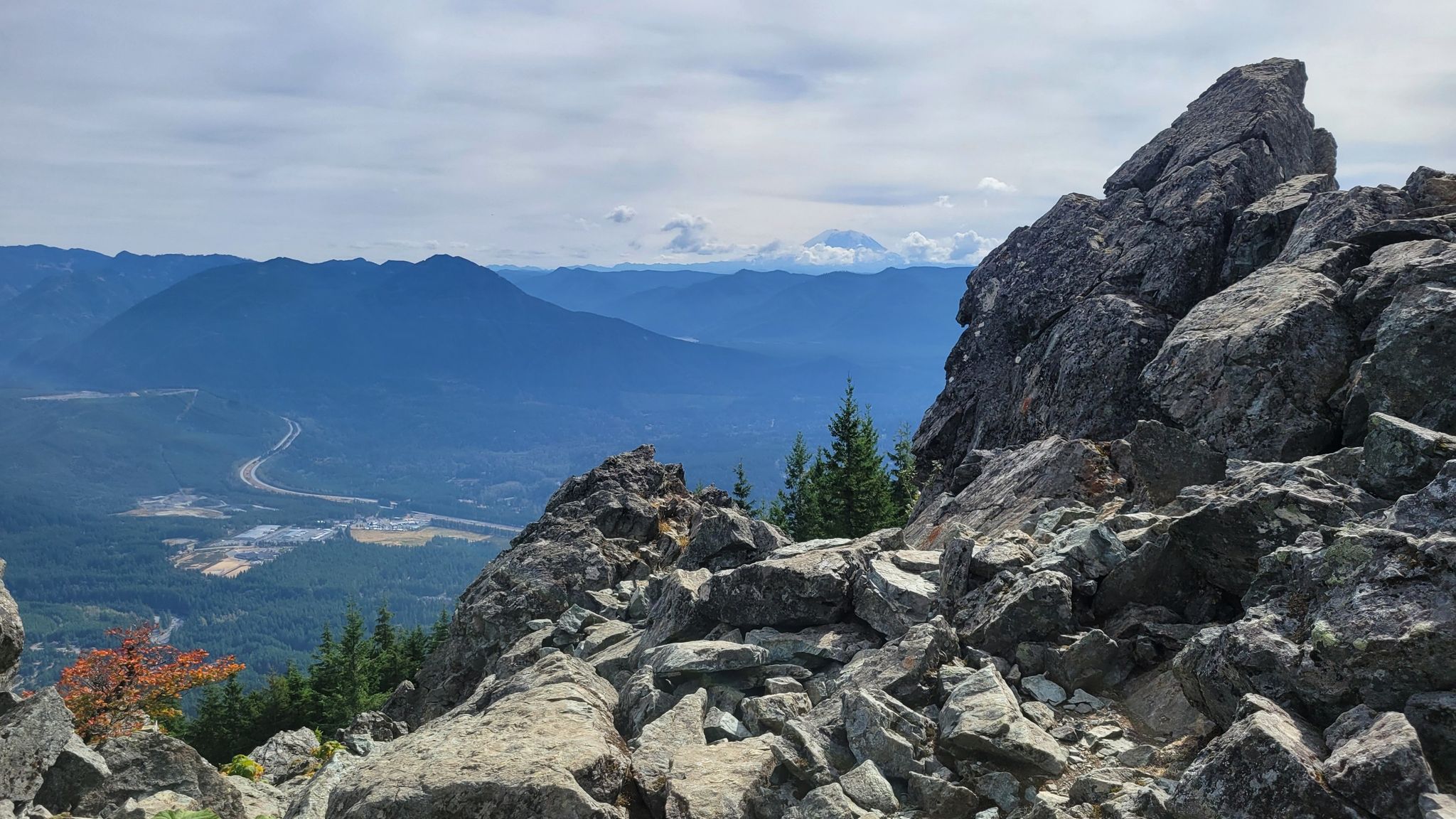 Jagged rocks on a mountain summit overlook a valley and distant peaks. - Little Si Trail Viewpoint – Mount Si Viewpoint loop from Tanner