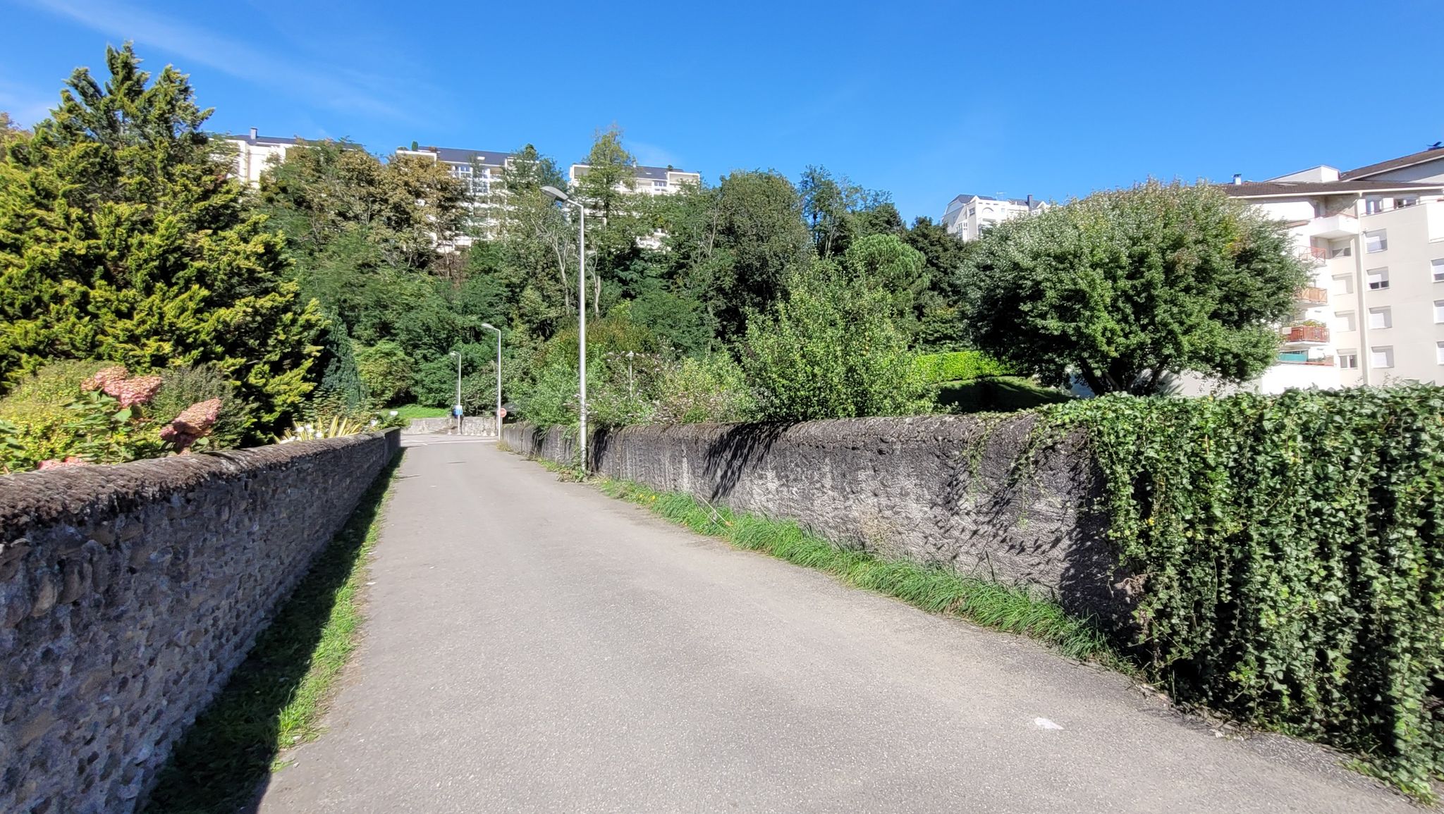 L'itinéraire ne passe pas là-haut où il y a une super vue sur les Pyrénées.