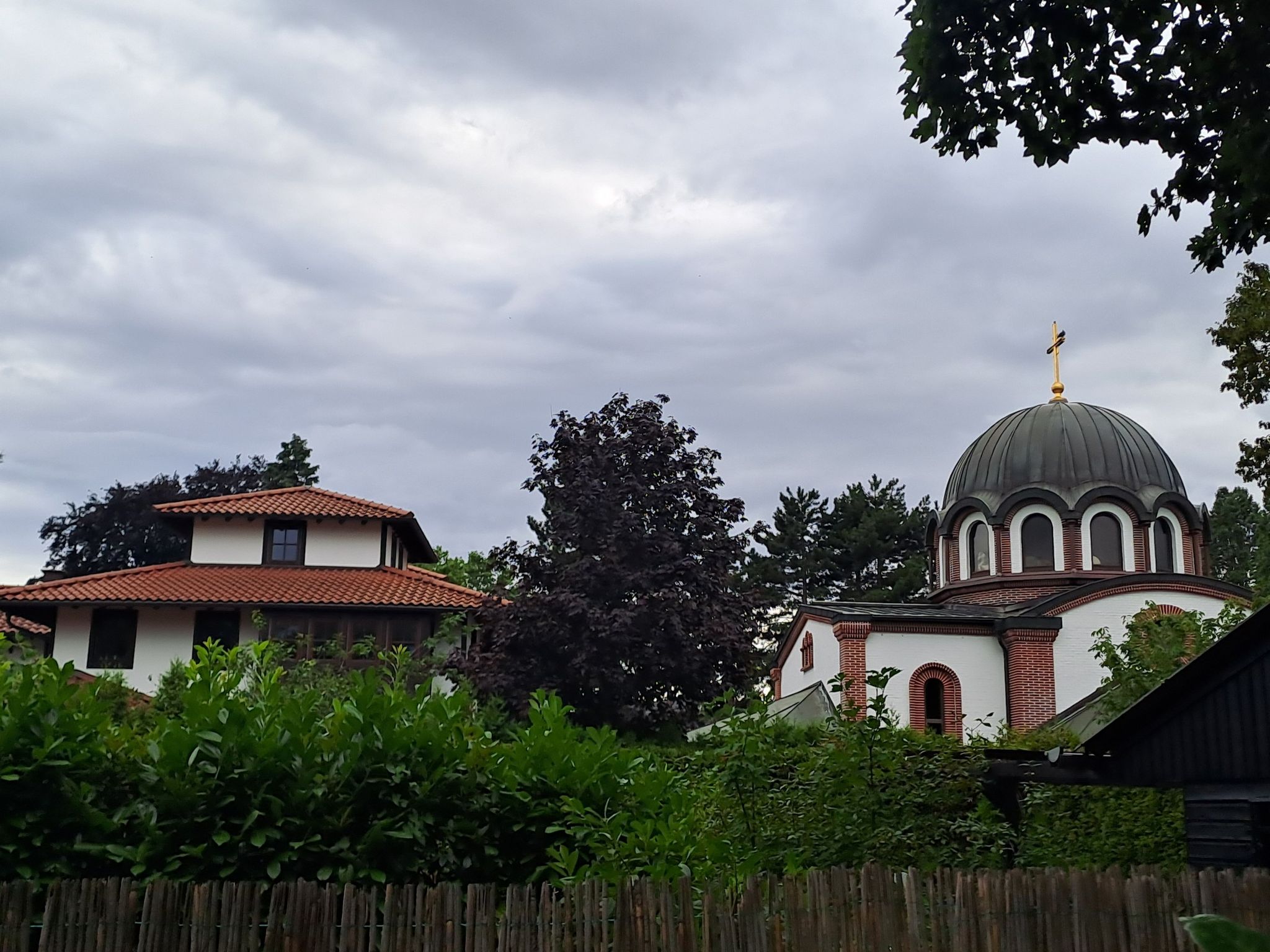 Rechts Kirche, links Southfolk-Ranch