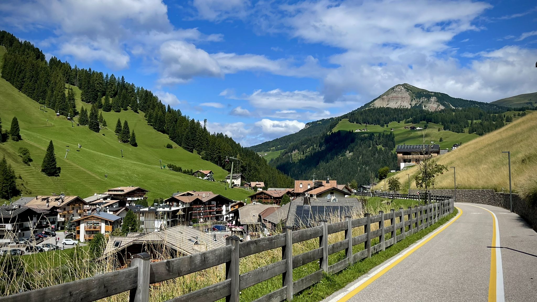 Wahnsinns Fahrradautobahn entlang der Stadt Wolkenstein.