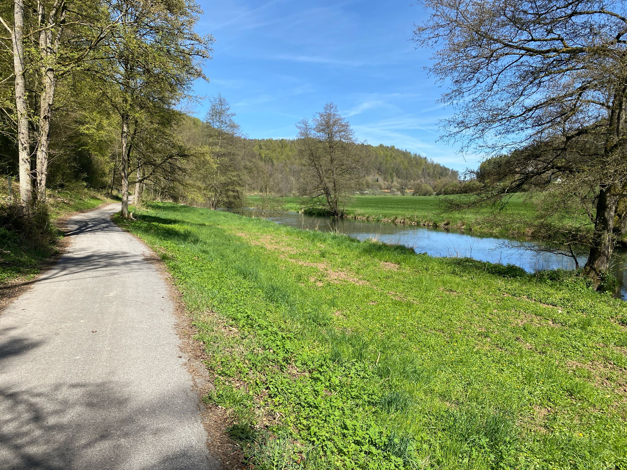 Weiter gehts auf dem schönen Vilstalradweg. Rechts die Vils und links der Truppenübungsplatz Hohenfels
