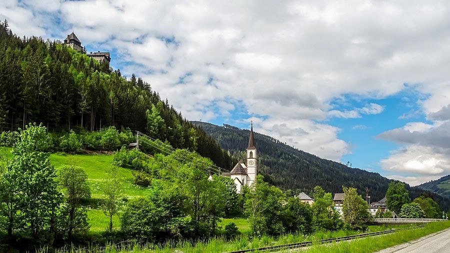 Ramingstein mit Burg Finstergrün