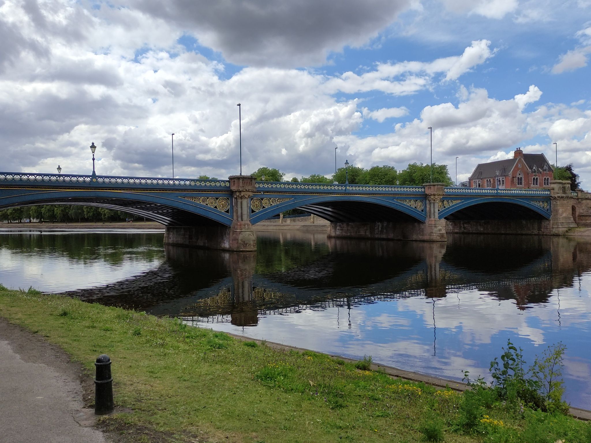 über diese Brücke musst du gehen