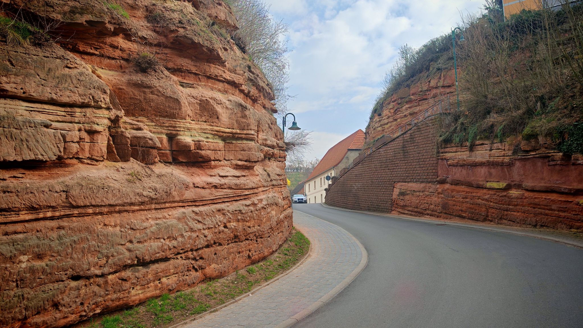 Straße bergauf zur Schönburg