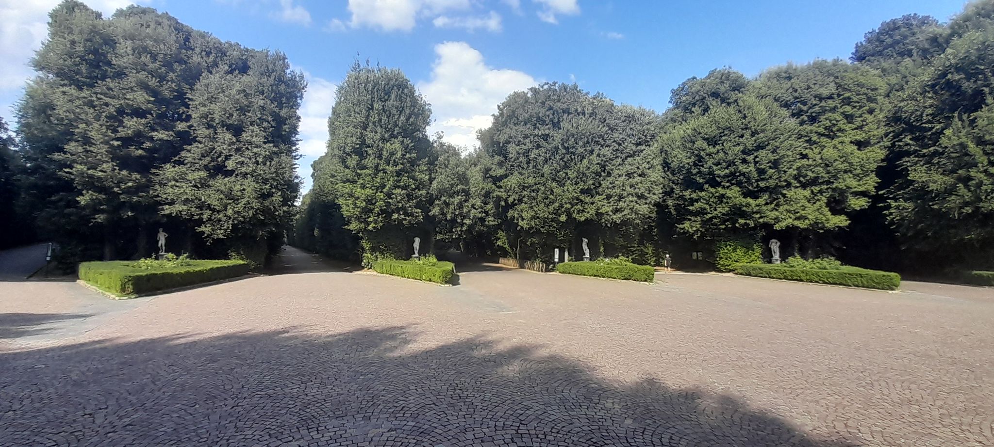 Quasi tutte le statue sono decapitate