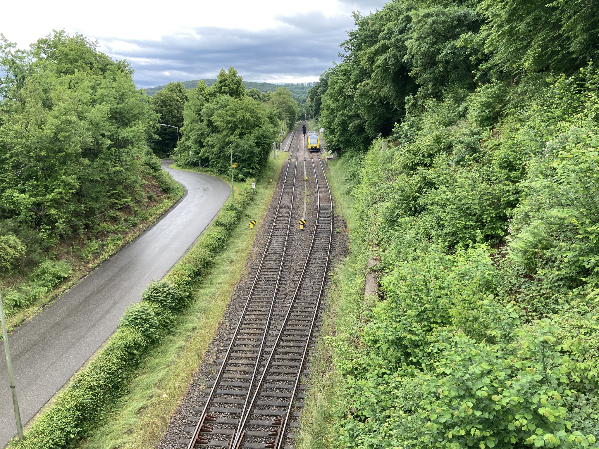 Unser Zug muss auf den versäteten Gegenzug warten, bevor er weiterfahren kann