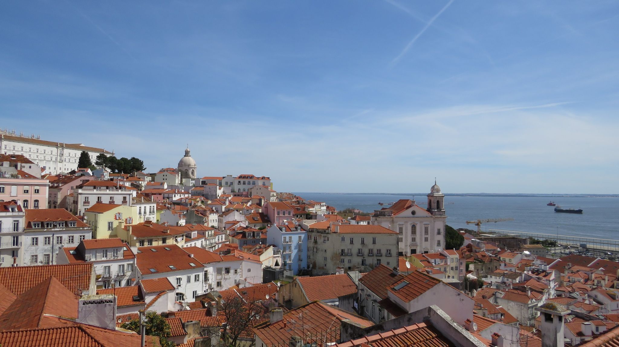 Blick vom Miradouro das Portas do Sol