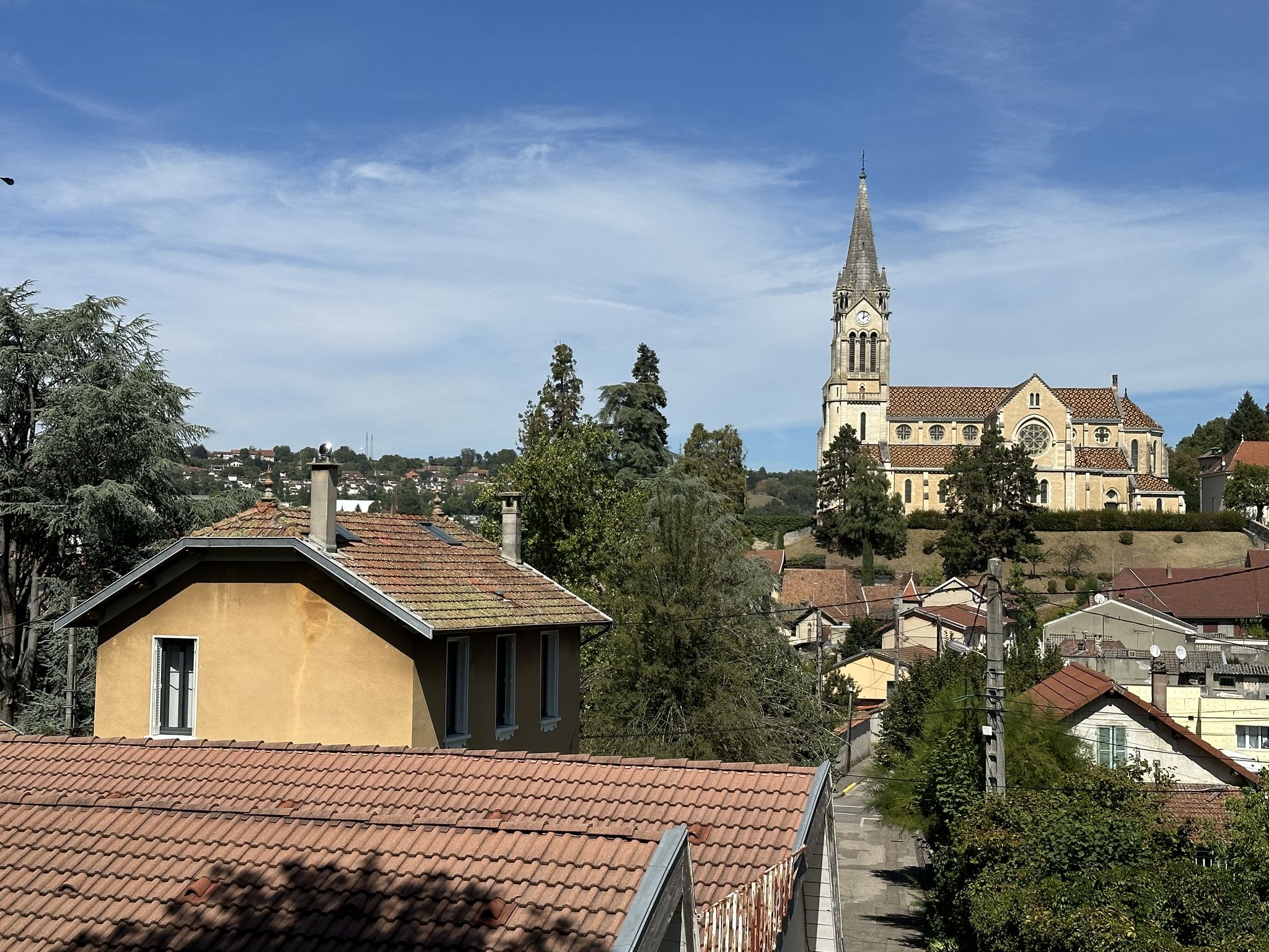 Die Kirche von La Tour-du-Pin aus dem 18. Jahrhundert liegt am Markt und überragt den Ort.