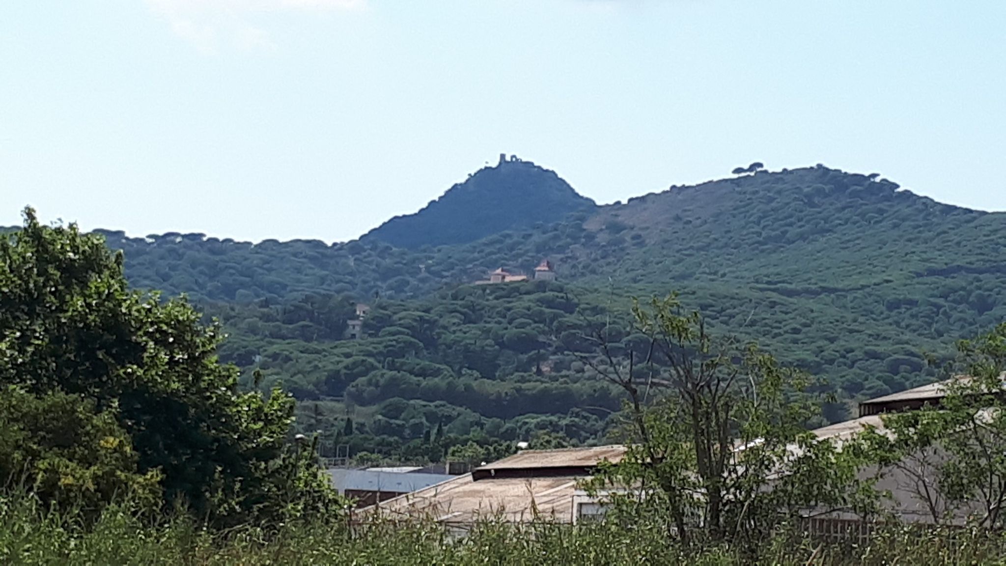 Burriac-Burg aus der Ferne