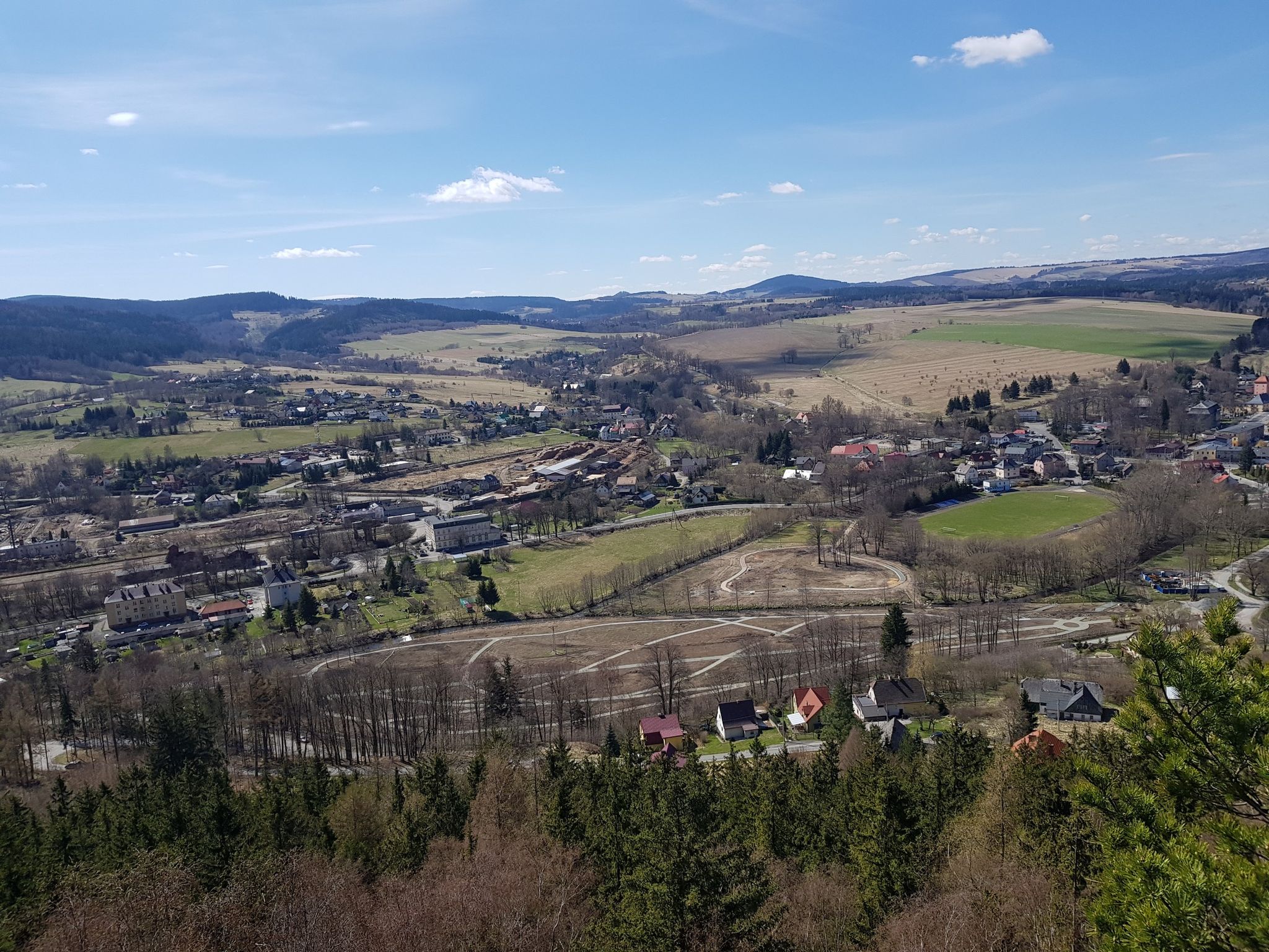 Blick vom Aussichtspunkt an der Burg Waldstein über Rückers hinweg in Richtung Heuscheuergebirge