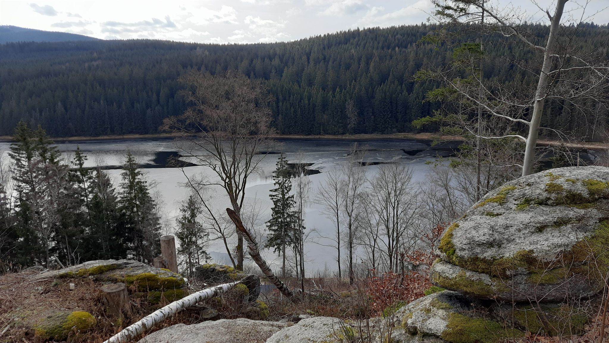 eisbedeckte Talsperre Sosa