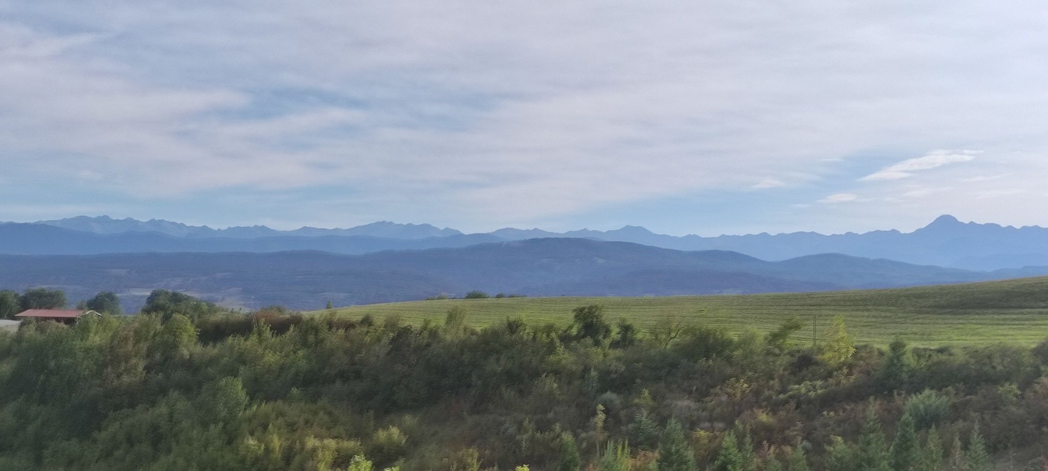 Sur les coteaux, vue sur les Pyrénées
