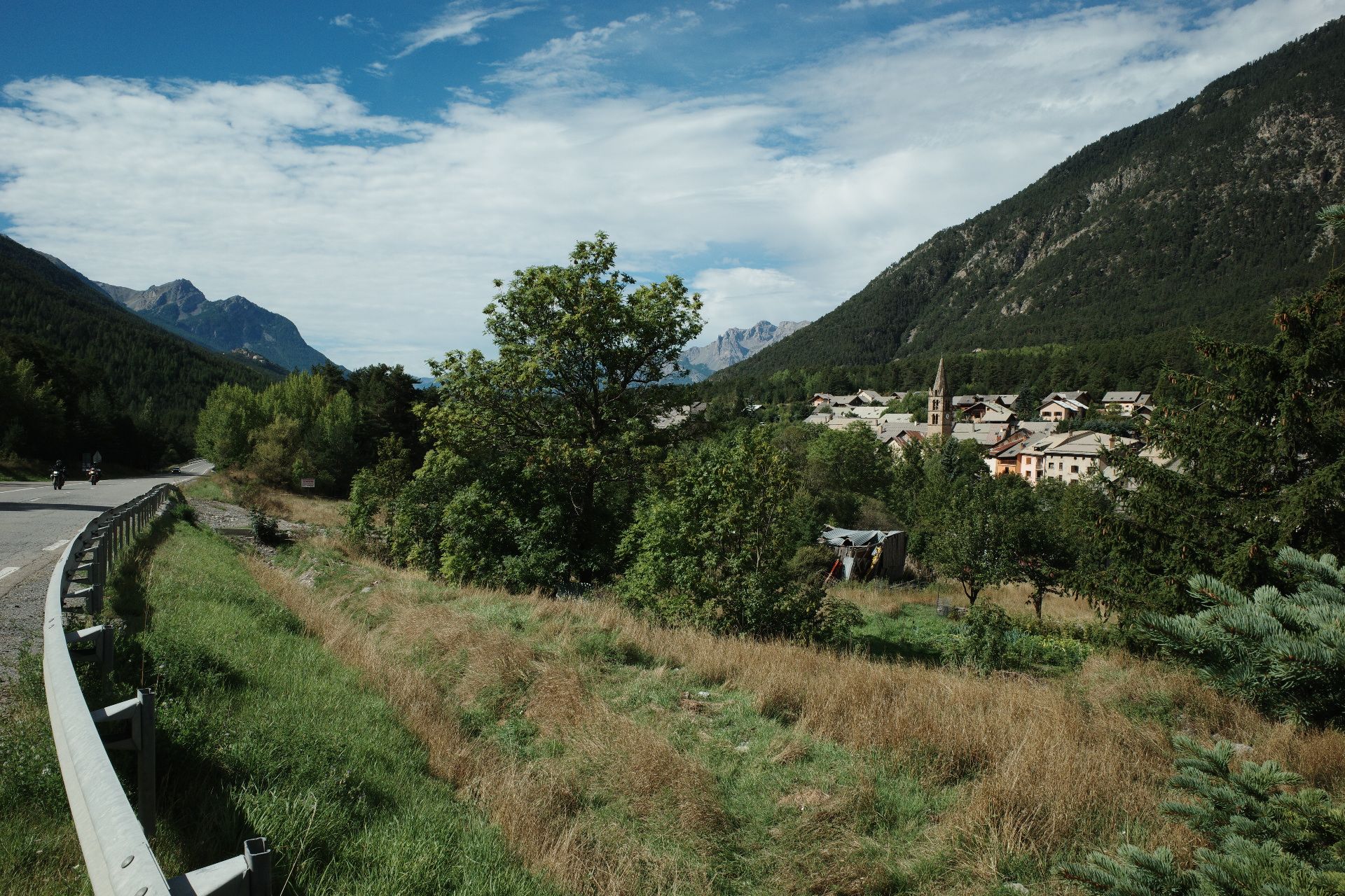 La Vachette, ganz im Hintergrund die Festung von Briancon