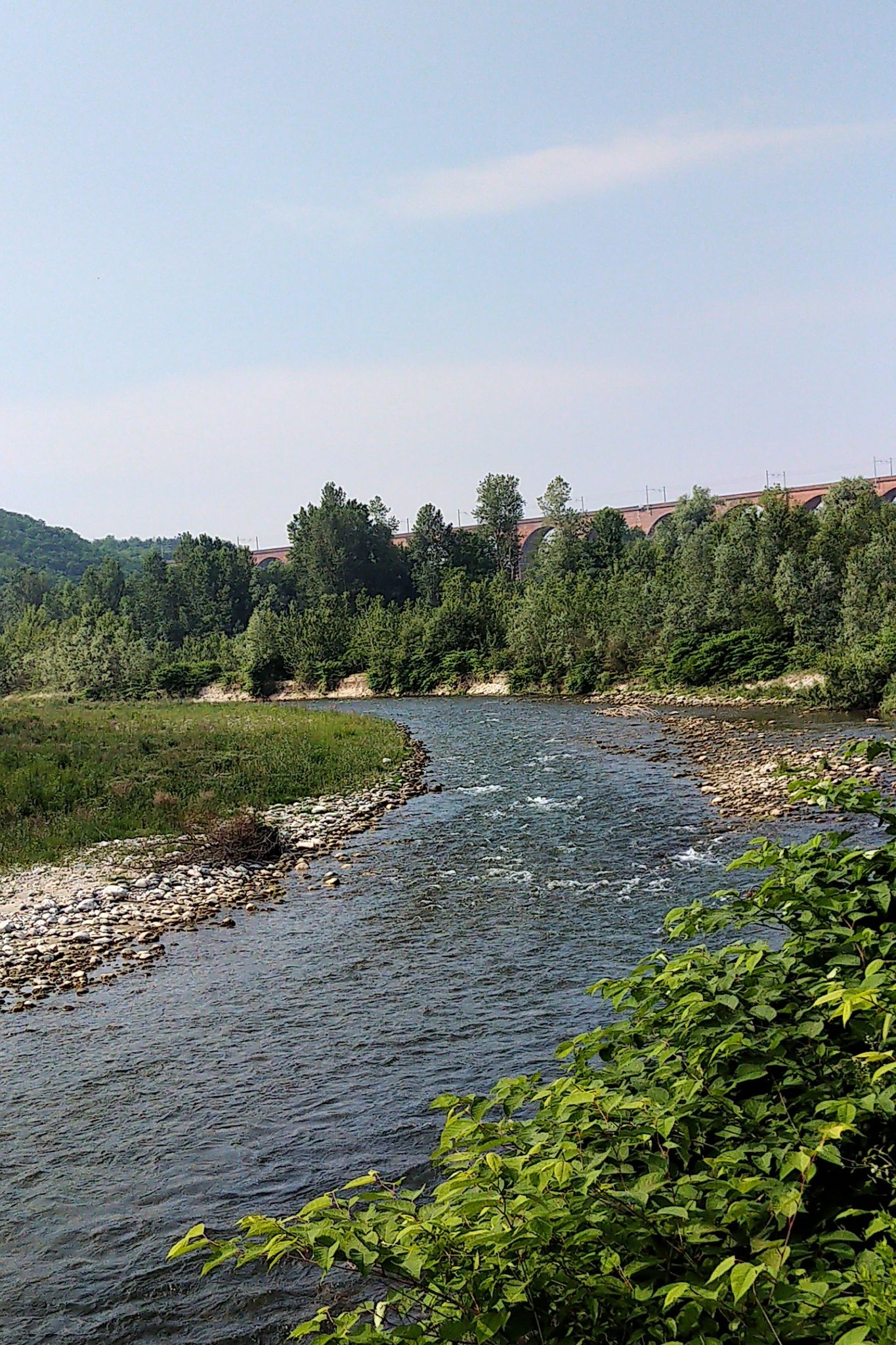 Eisenbahnbrücke über den Fluss Stura