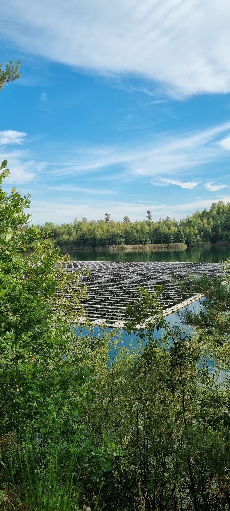 Solarpaneelen mit Fördertürmen im Hintergrund