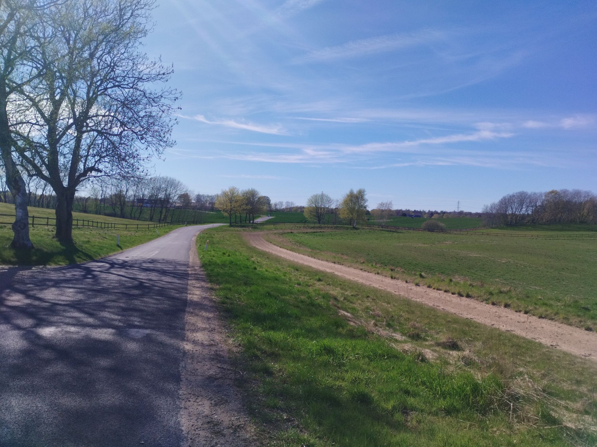kleine Straße, hügelige Landschaft 