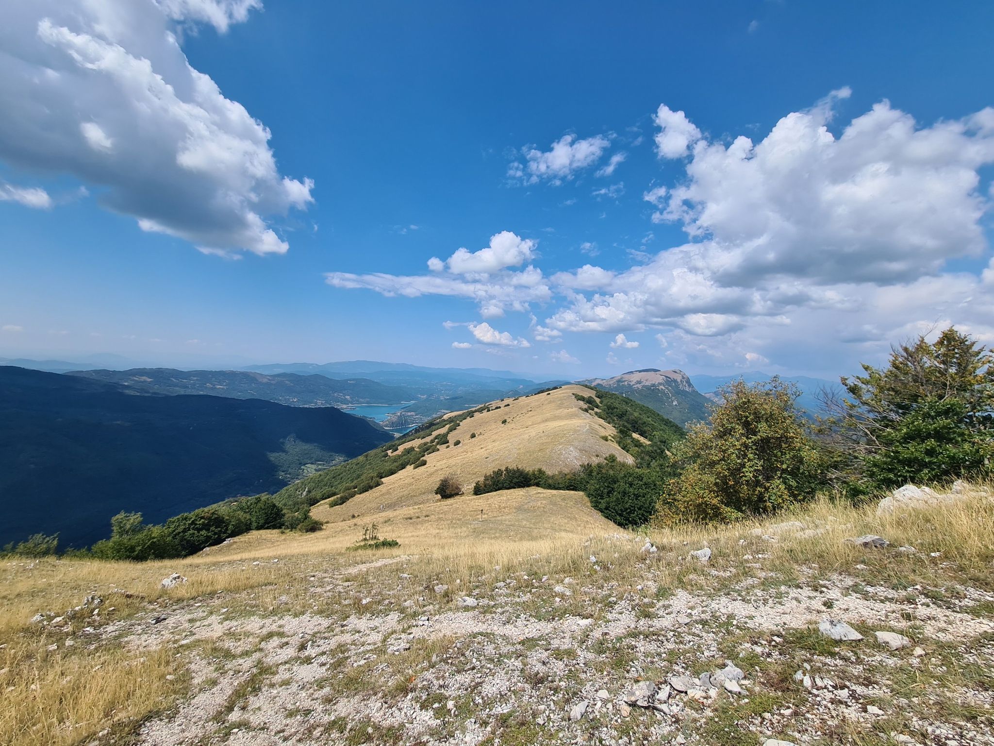 panorama su lago di turano e monte Navegna