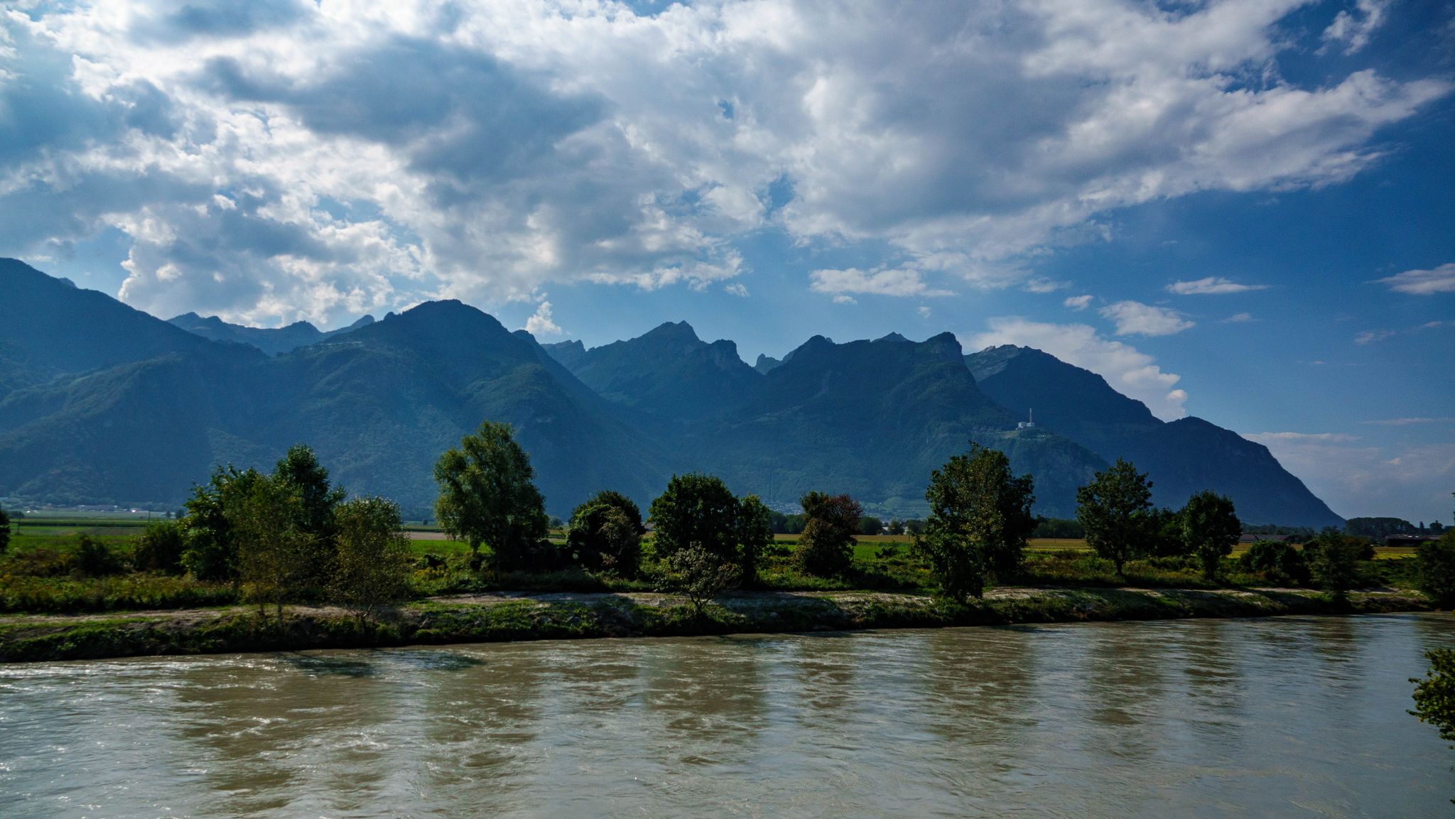 Die Rhône entlang flussaufwärts