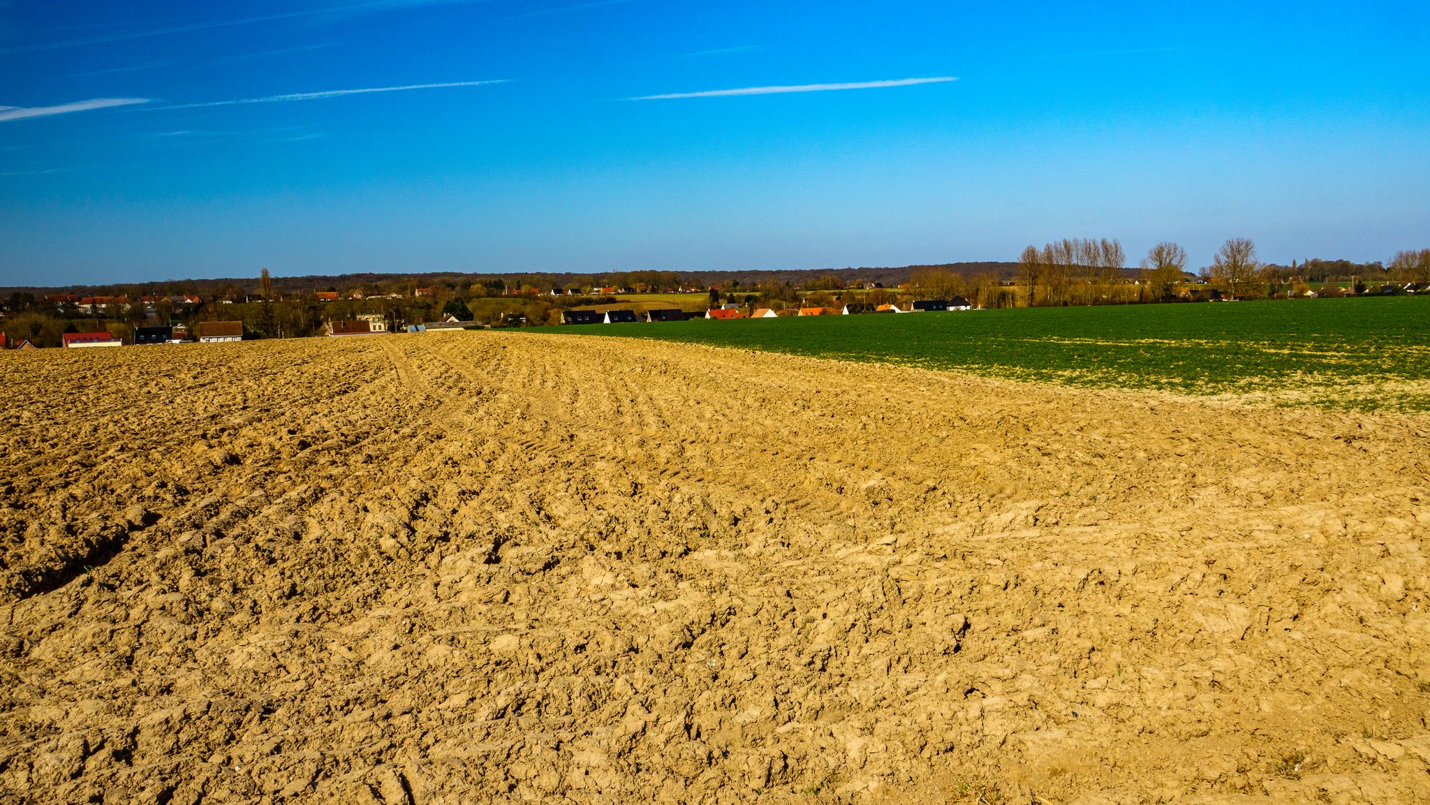 U kunt het hele pad langs het veld fietsen
